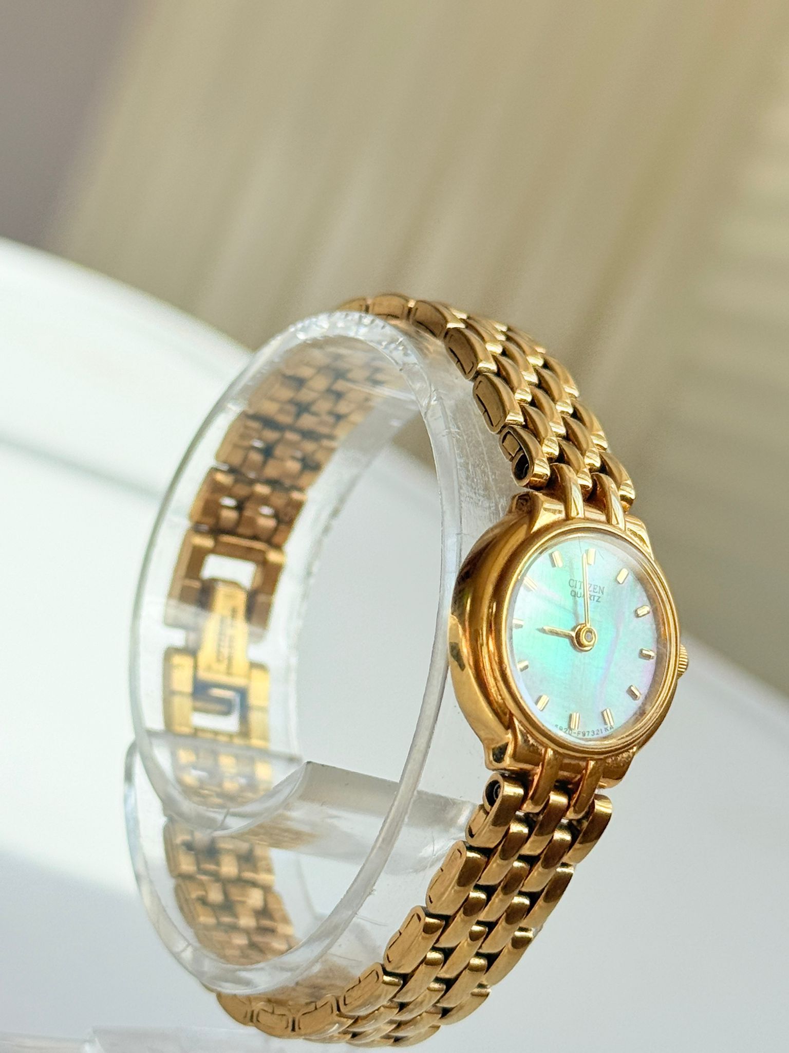 Vintage Citizen Quartz Gold-Tone Ladies Watch – White Dial Bracelet - Image 3